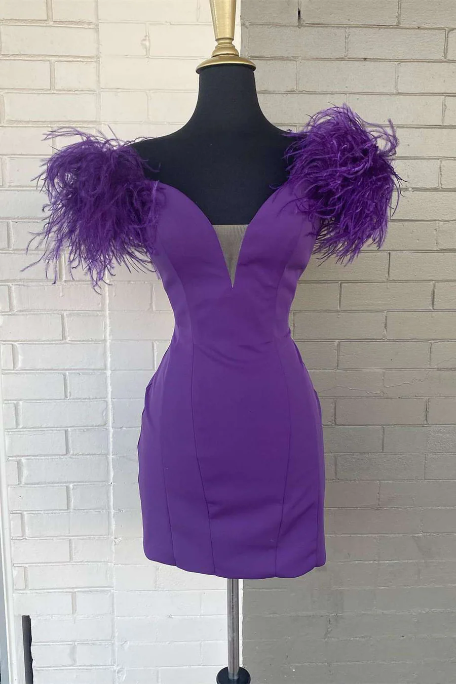 Elegant V-Neck Sheath Mini Homecoming Dress with Feathers HM157