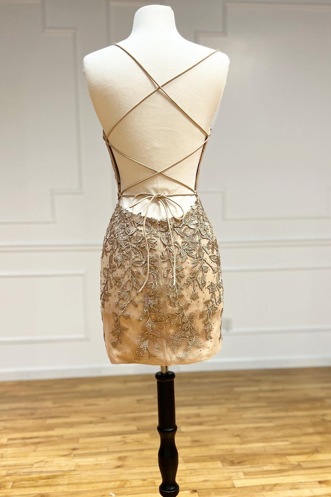 Halter Lace Appliques V-Neck Short Homecoming Dress HM122