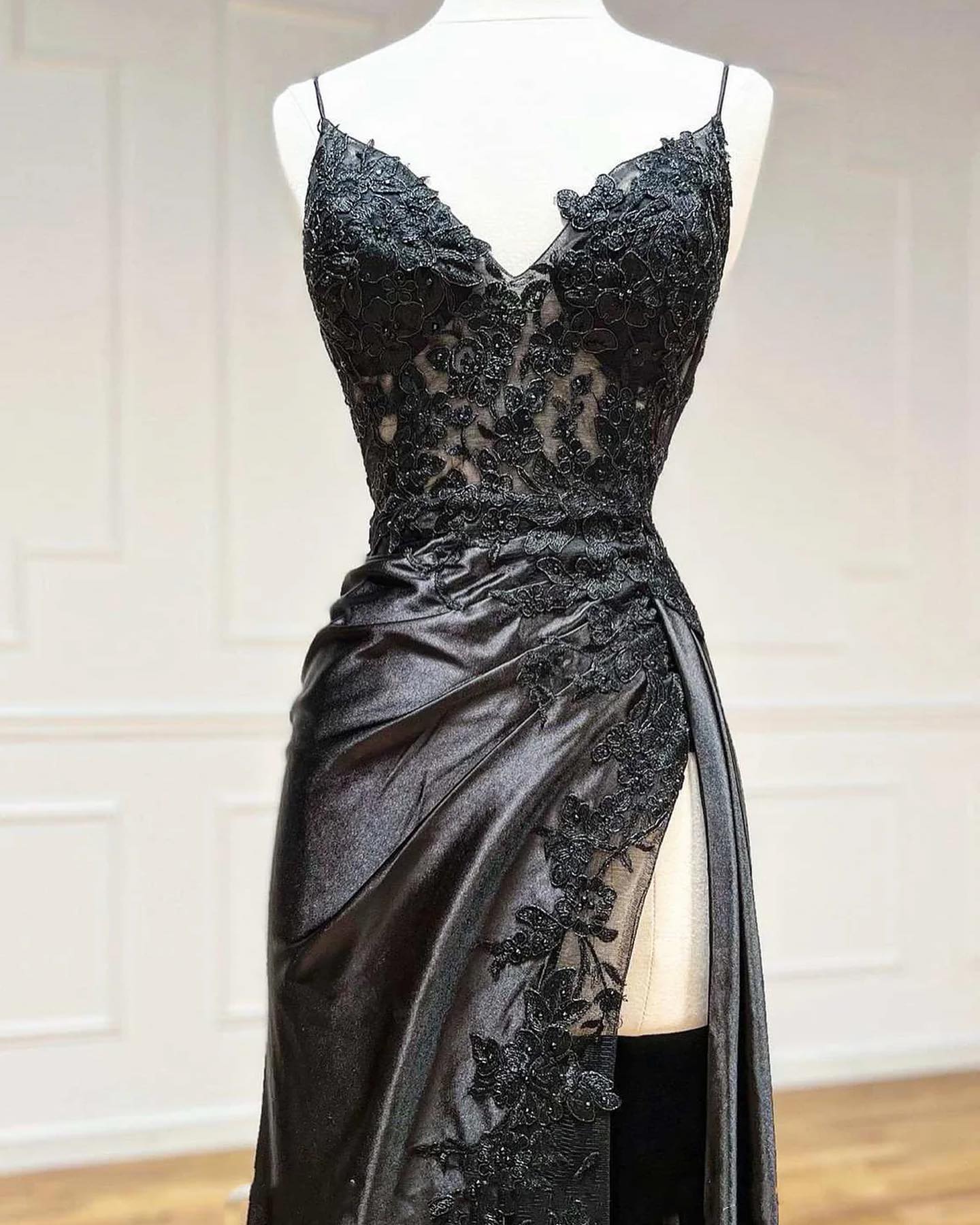 Elegant Appliques Black V-Neck Sheath Satin Prom Formal Dress with Slit SP067